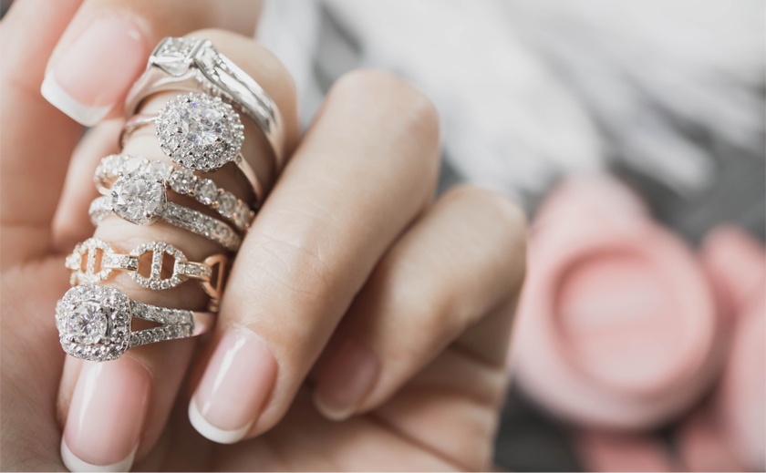 Idealny pierścionek zaręczynowy – na co zwrócić uwagę przy wyborze?